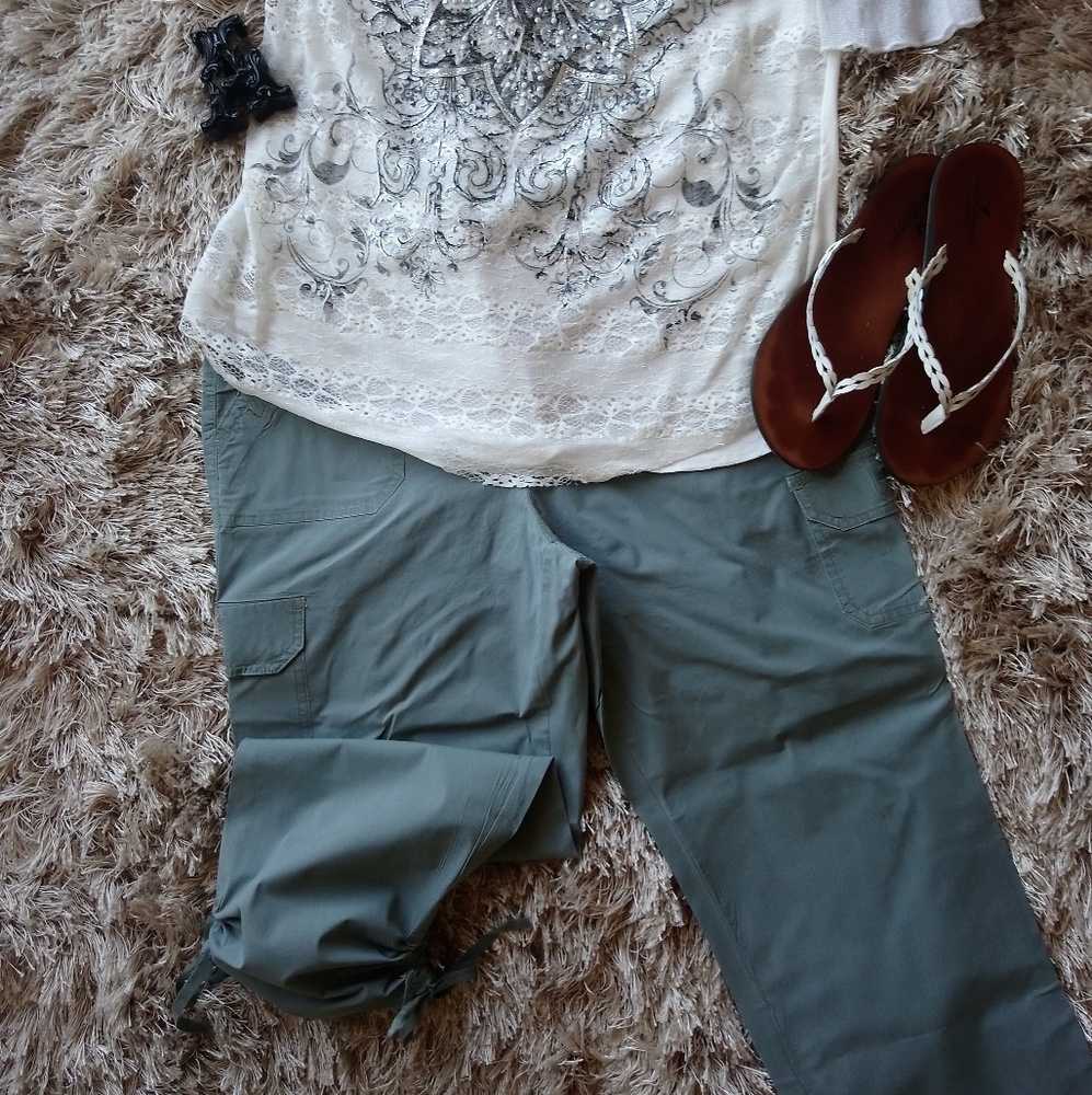 EUC Olive Gloria Vanderbilt Capris or Pants